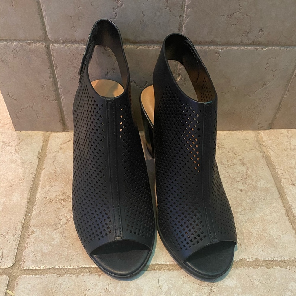 Black mesh heel